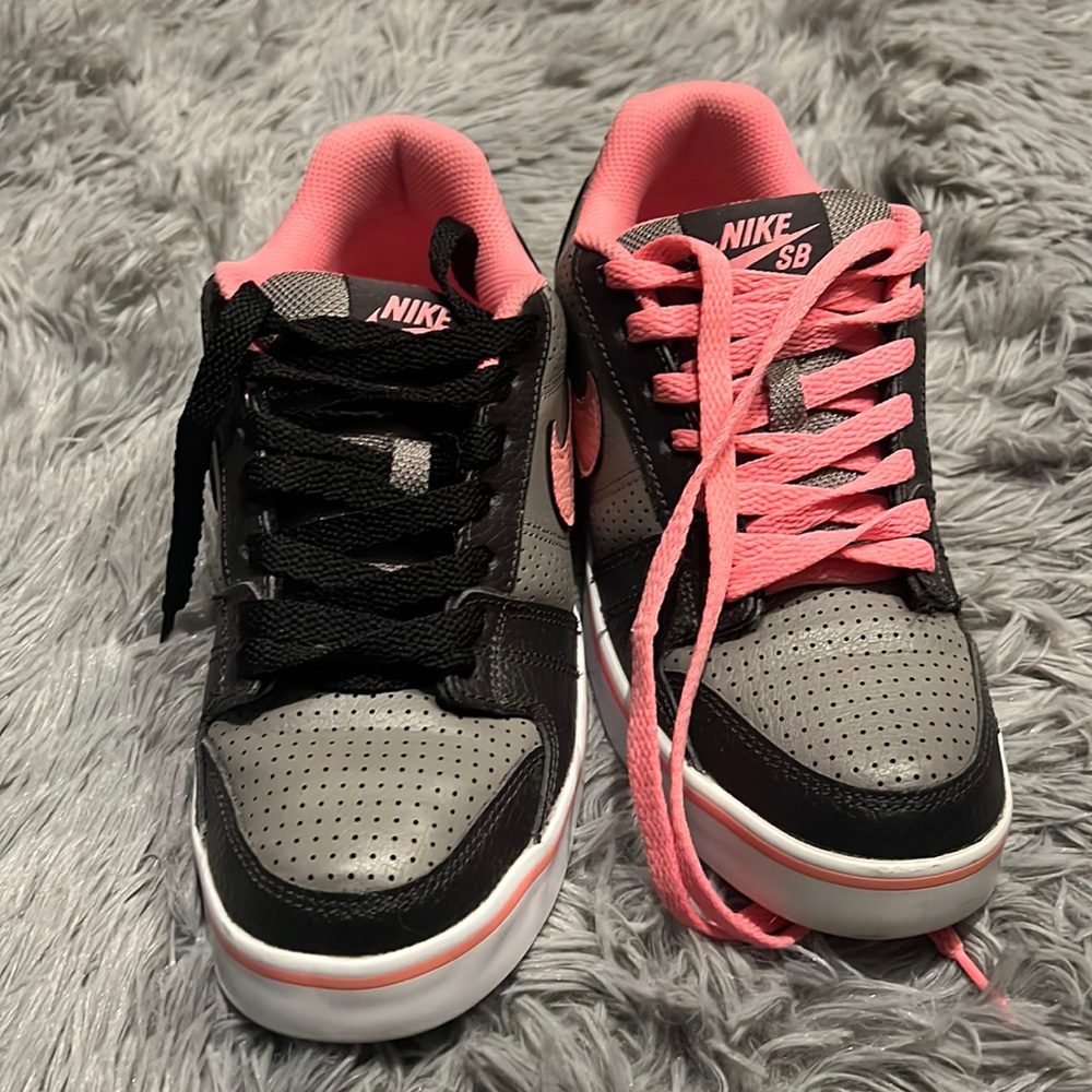 Gently used Nike SB women’s 6.5 shoe comes with black and pink laces